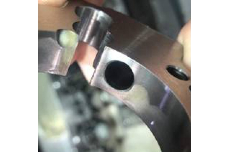 正反去毛刺倒角工具加工现场（该客户仅需反向倒角）